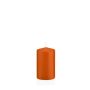 Stumpvaxljus MAEVA, orange, 10cm, Ø6cm, 33 timmar - Tillverkad i Tyskland