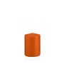 Stumpvaxljus MAEVA, orange, 10cm, Ø7cm, 42 timmar - Tillverkad i Tyskland