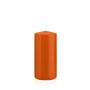 Stumpvaxljus MAEVA, orange, 15cm, Ø7cm, 63 timmar - Tillverkad i Tyskland