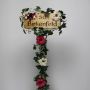 Karnevalsskylt möter blomsterdekoration