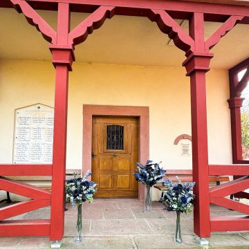Midnight Bloom stora buketter för bröllopsbågen och kyrkan – kundönskemål från Julie Fleur