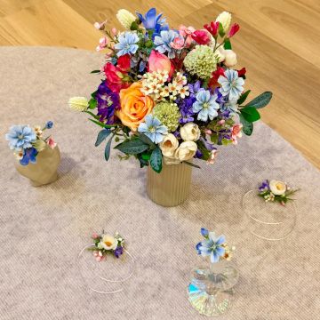 Tuscan Meadow - brudbukett med armband och knapphålsblommor - kundönskemål från Corinna Tuscan Meadow - brudbukett med armband och knapphålsblommor - kundönskemål från Corinna