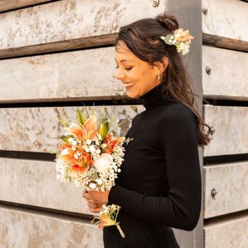 Happy Bride - personlig brudbukett till Tamara med brosch och hårband