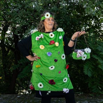 Karnevalsdräkt - Kerstin bjuder in till blomplockning Karnevalsdräkt - Kerstin bjuder in till blomplockning