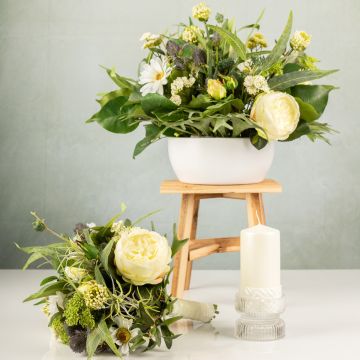 Exklusiv brudbukett / blomsterarrangemang i vitt och grönt - kundönskemål från ett kryssningsrederi