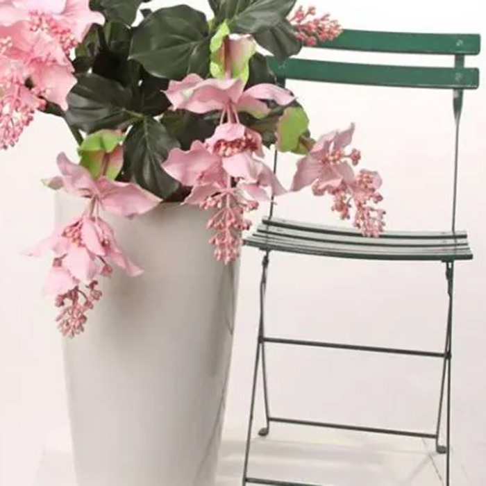 Hängande konstgjorda blommor