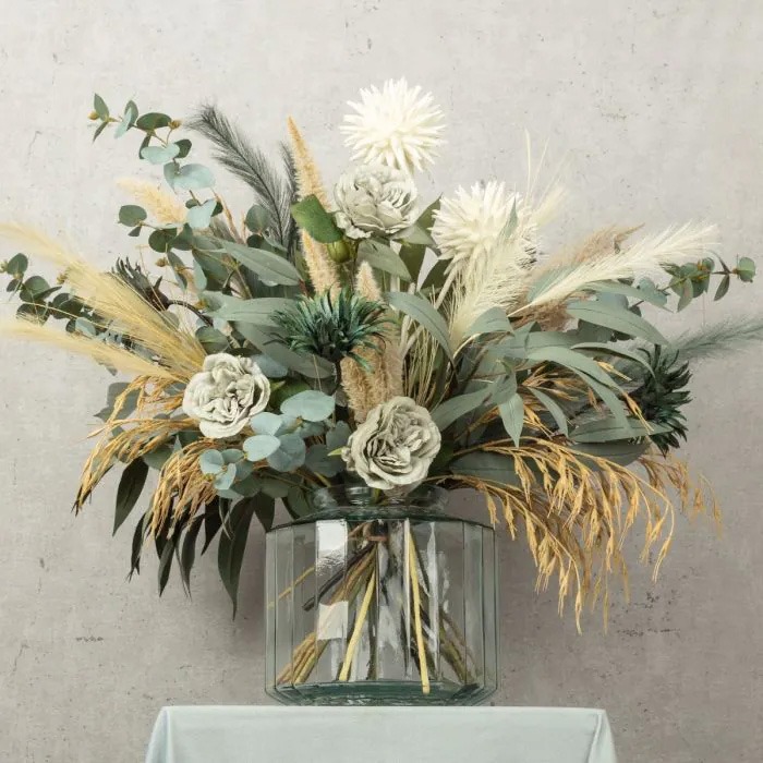 Konstblomsterdekoration i vaser