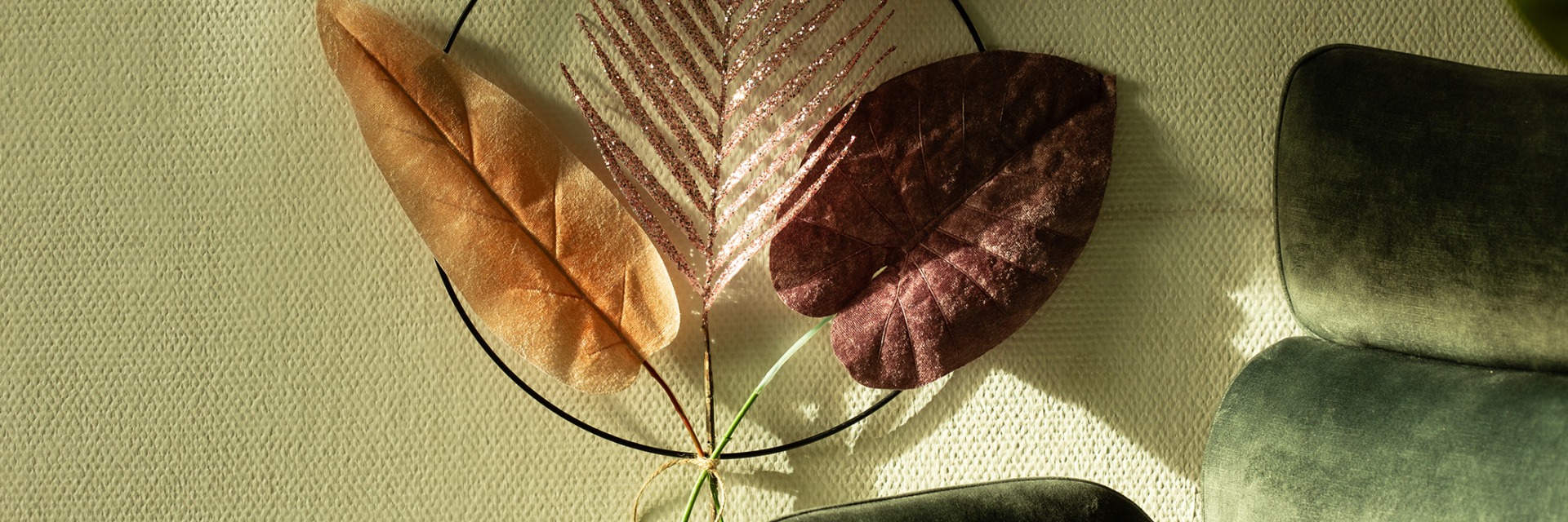 Dekoration med konstgjorda palmer & blad