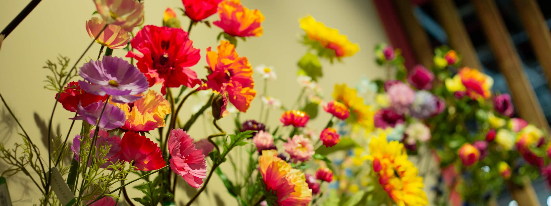 Konstgjorda sommarblommor som äkta