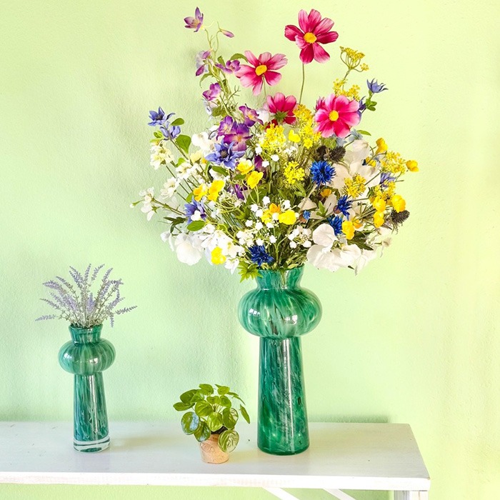 med ängsblommor
