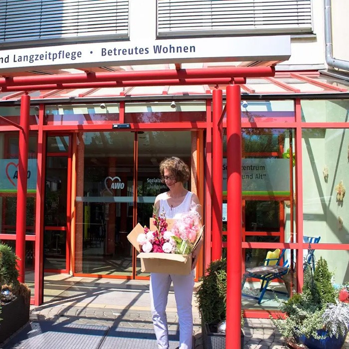 Konstblommor på seniorcenter 